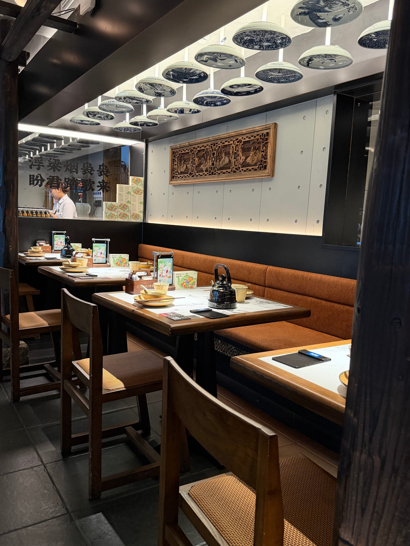 青花瓷与木色之间,认识陶溪川店的用餐空间