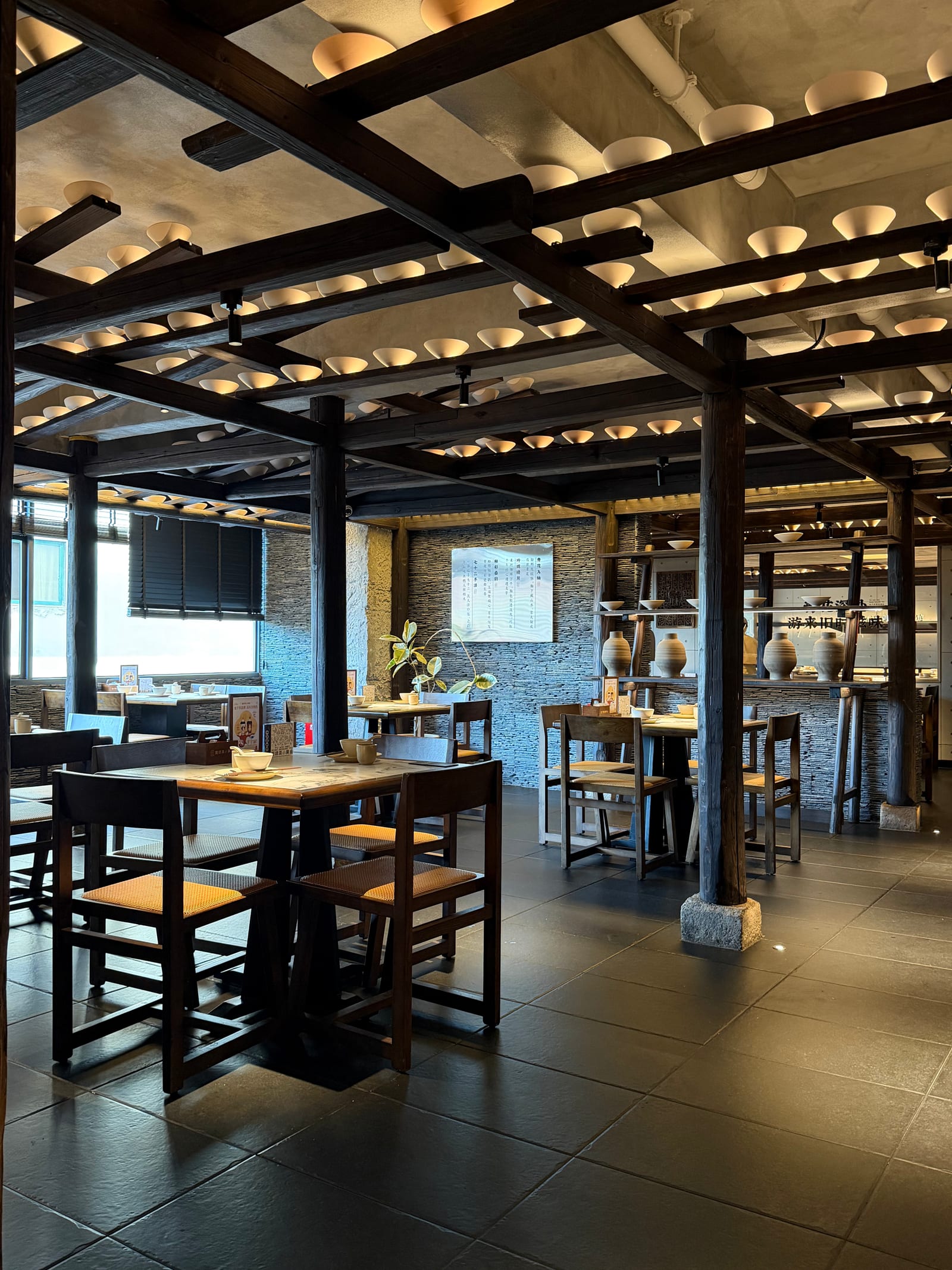 陶溪川店内木构、瓷碗灯饰及用餐空间实拍